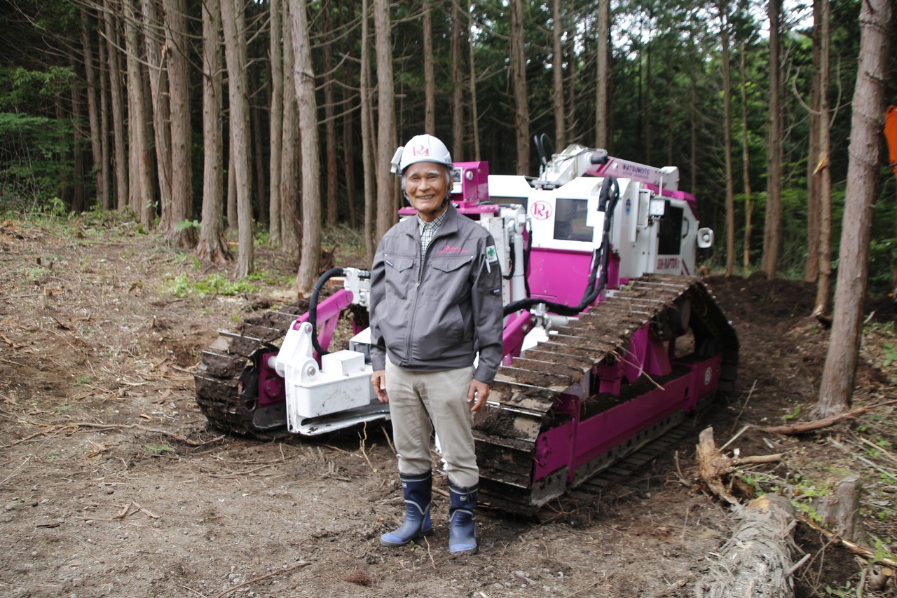 松本システム 福島・川内村でシン・ラプトルⅡ実演 遠隔操作で伐倒集材 スマート林業現地検で披露